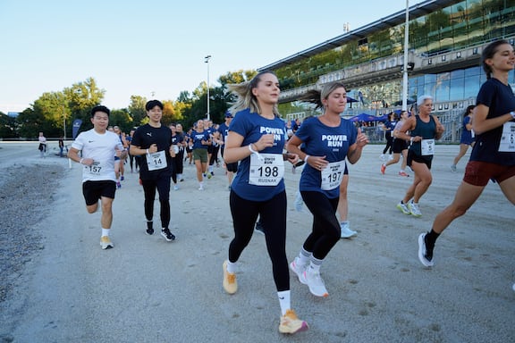 Teilnehmerinnen und Teilnehmer des POWER RUN beim Laufen.