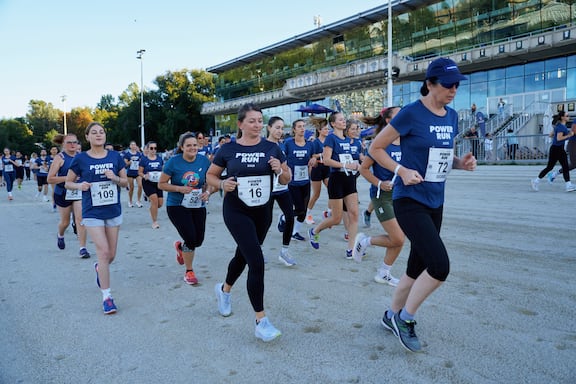 Teilnehmerinnen und Teilnehmer des POWER RUN beim Laufen.