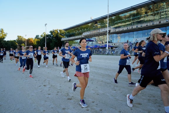 Teilnehmerinnen und Teilnehmer des POWER RUN beim Laufen.