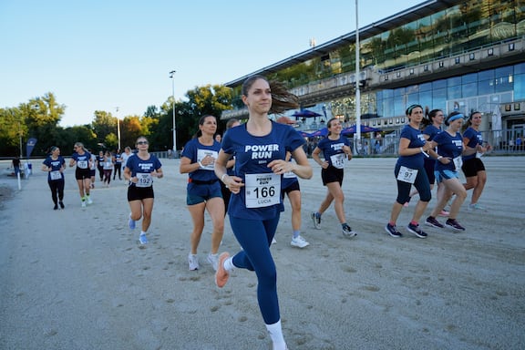 Teilnehmerinnen und Teilnehmer des POWER RUN beim Laufen.
