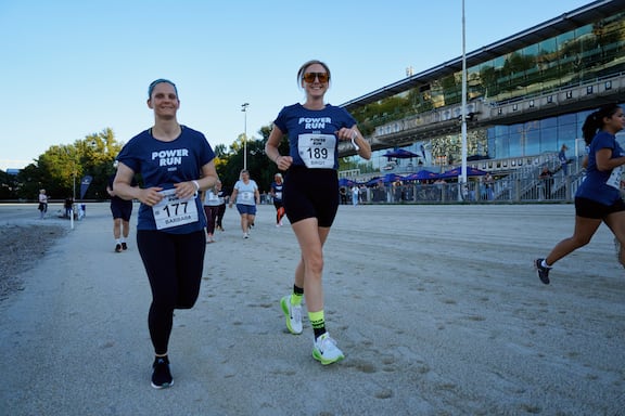 Teilnehmerinnen und Teilnehmer des POWER RUN beim Laufen.