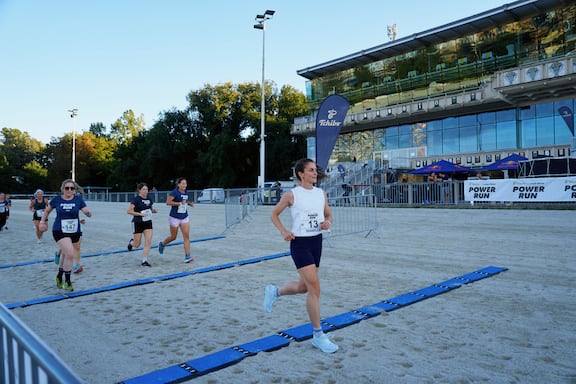 Teilnehmerinnen und Teilnehmer des POWER RUN beim Laufen.