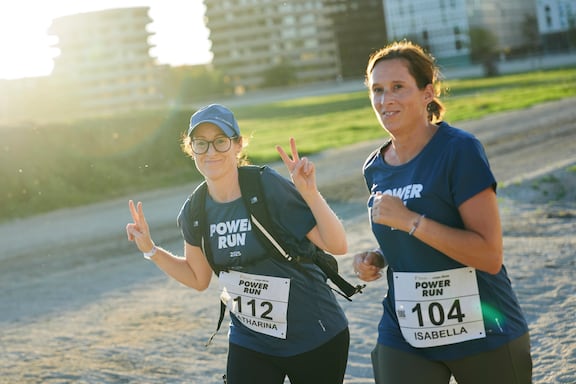 Teilnehmerinnen des POWER RUN beim Laufen.
