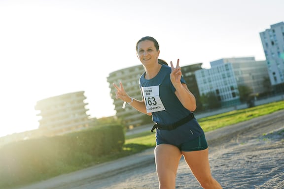 Eine Teilnehmerin des POWER RUN lächelt in die Kamera.
