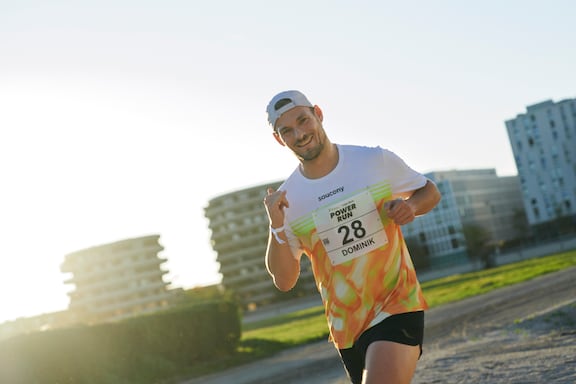 Ein Teilnehmer des POWER RUN lächelt in die Kamera.