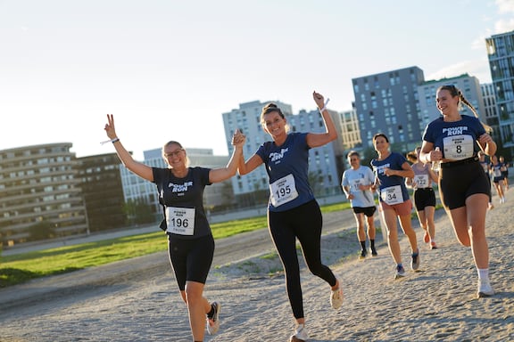 Teilnehmerinnen und Teilnehmer des POWER RUN beim Laufen.