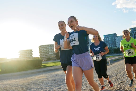 Vier Teilnehmerinnen des POWER RUN lächeln in die Kamera.