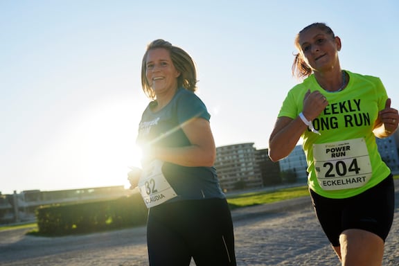 Zwei Teilnehmerinnen des POWER RUN lächeln in die Kamera.
