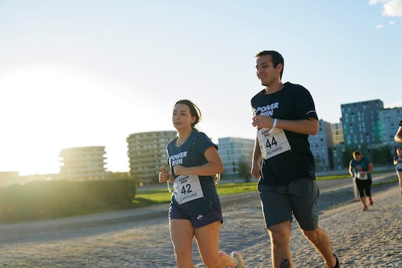 Eine Teilnehmerin und ein Teilnehmer des POWER RUN beim Laufen.