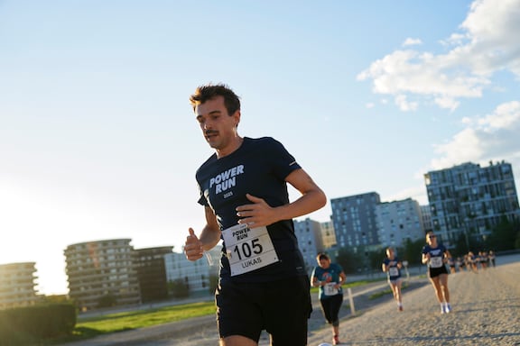 Ein Teilnehmer des POWER RUN beim Laufen.