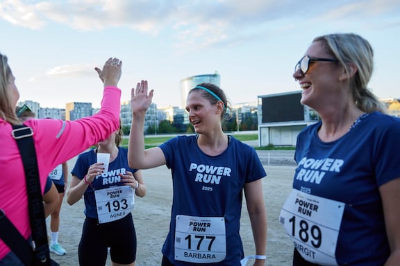 Teilnehmerinnen des POWER RUN klatschen sich in die Hände.