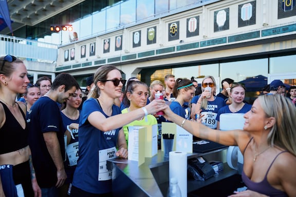 Teilnehmerinnen und Teilnehmer des POWER RUN bei der After-Party.