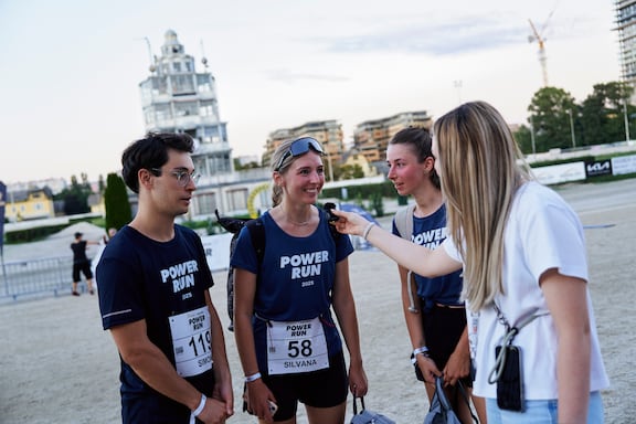 Teilnehmerinnen und Teilnehmer des POWER RUN werden nach dem Lauf von einer Journalistin interviewt.