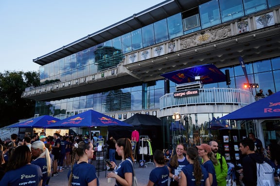 Teilnehmerinnen und Teilnehmer des POWER RUN auf der After-Party.