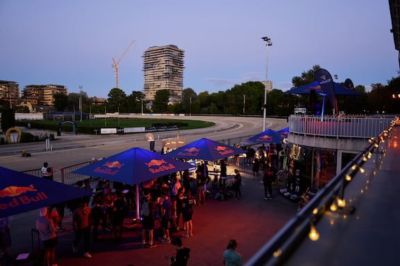 Teilnehmerinnen und Teilnehmer des POWER RUN auf der After-Party.