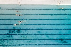 Menschen schwimmen im Schwimmbad Bahnen