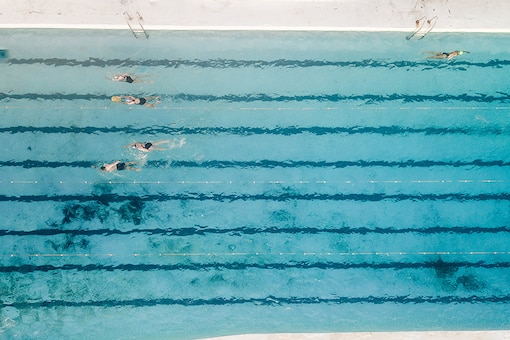 Menschen schwimmen im Schwimmbad Bahnen