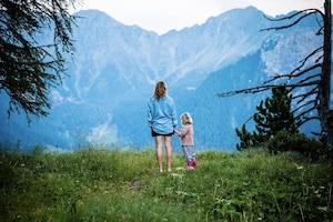 Mutter und Tochter vor Bergpanorama, vielleicht am Muttertag