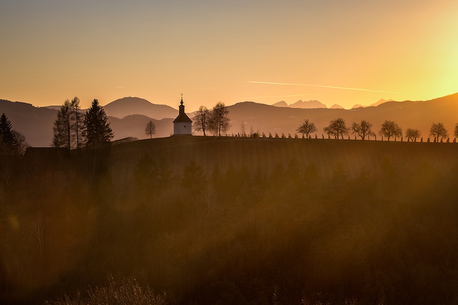 Theresienkapelle im Sausal, Südsteiermark, goldfarbene Sonnenuntergangsszene im Winter