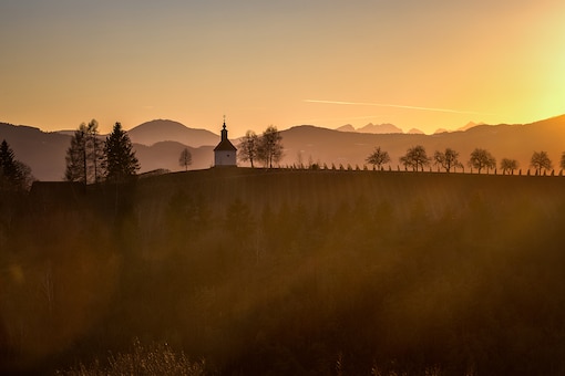 Theresienkapelle im Sausal, Südsteiermark, goldfarbene Sonnenuntergangsszene im Winter