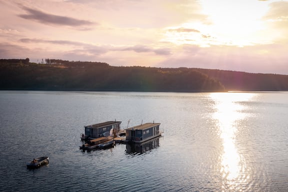 Übernachtung auf dem Wasser: Treibhouse Hausboote in Thüringen