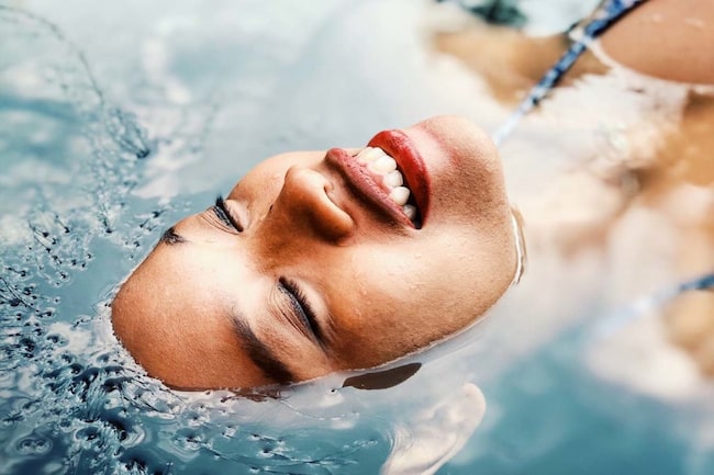 Eine Frau liegt im Wasser.