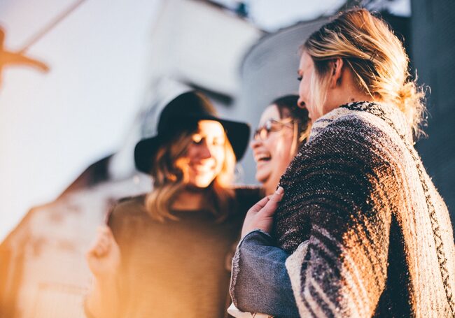 Drei Frauen, die miteinander lachen