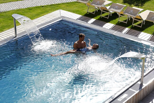 Verwöhnprogramm im Pool, Falkensteiner Hotel