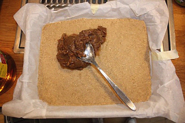 Zubereitung Erdnusskaramellschnitten auf Haferflocken-Nougat