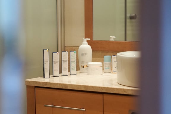 Goodies von Biotherm im Badezimmer
